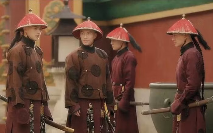 Tuy nhiên, không ít mỹ nhân trong hậu cung cả đời không có cơ hội gặp mặt hoàng đế, sống cô đơn, hiu quạnh cho tới khi qua đời. Dù không được nhà vua sủng hạnh nhưng các phi tần không dám tìm "niềm vui" với các thị vệ.