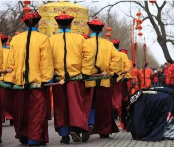 Đầu tiên là thị vệ đi theo bảo vệ hoàng đế nhưng chỉ có thể ở lại hậu cung trong một thời gian ngắn. Họ hiếm có cơ hội ở riêng với phi tần.