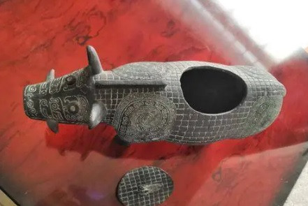 Theo các chuyên gia, cổ vật hình con lợn bằng đồng xanh có thể chứa 13 lít rượu. Một số ghi chép cho thấy nhà Thương từng có tục thờ lợn rừng - loài vật được cho là có thể xua đuổi tà ma và "kết nối" với các vị thần. Vì vậy, họ tạo ra những hiện vật hình con lợn để làm vật tế lễ.