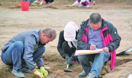 Tuy nhiên, ông Chu không dám bán vì lo sợ đây là hiện vật lịch sử. Nếu bán, ông có thể bị chính quyền truy cứu trách nhiệm. Vài ngày sau, Cục văn vật địa phương biết chuyện nên đã cử chuyên gia đến nhà ông Chu để thẩm định hiện vật này.