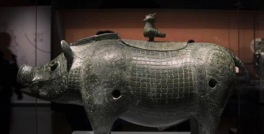 Theo đó, nhiều nhà sưu tầm, chuyên gia đồ cổ đã tìm đến nhà của ông Chu để tận mắt chiêm ngưỡng hiện vật hình con lợn để xem đó có thật sự là cổ vật hay không. Sau khi xác định đó thực sự là cổ vật, một số người đã trả giá cao để mua lại hiện vật hình con lợn mà ông Chu tìm thấy lúc đào móng xây nhà.