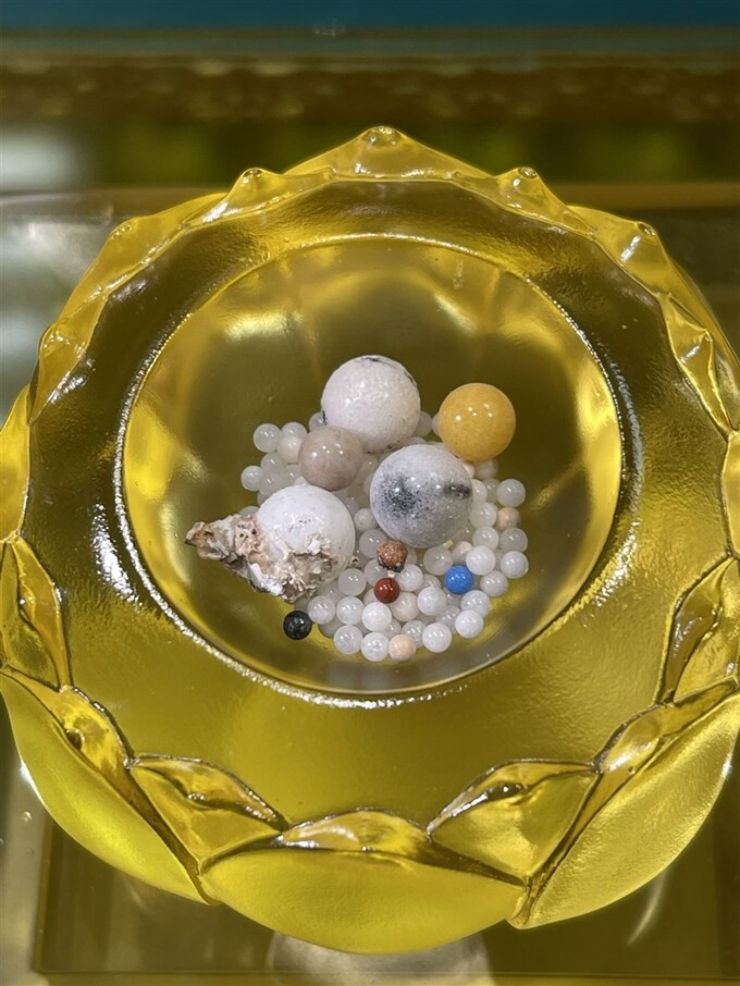 Những viên xá lợi của Đức Trưởng Lão Hòa thượng Tinh Vân đều rất sạch sẽ, trắng bóng. Trong số này, 25 viên xá lợi có kích thước lớn hơn ngọc trai. Những viên xá lợi nhỏ hơn với số lượng khá nhiều.