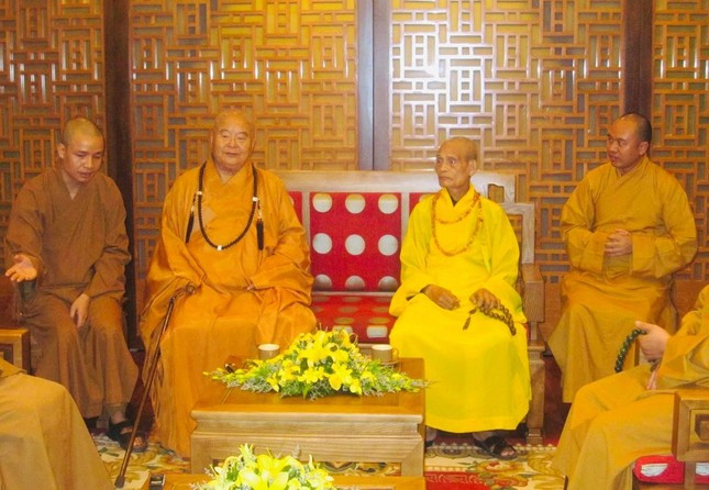 Hòa thượng Tinh Vân xuất gia năm 1938 tại chùa Thê Hạ Sơn ở Nam Kinh. Vào năm 1978, Ngài khởi xướng công trình biên soạn bộ Phật Quang đại từ điển. Sau 10 năm, công trình hoàn thành và bộ Phật Quang đại từ điển trở thành một trong những bộ đại từ điển Phật học quan trọng.