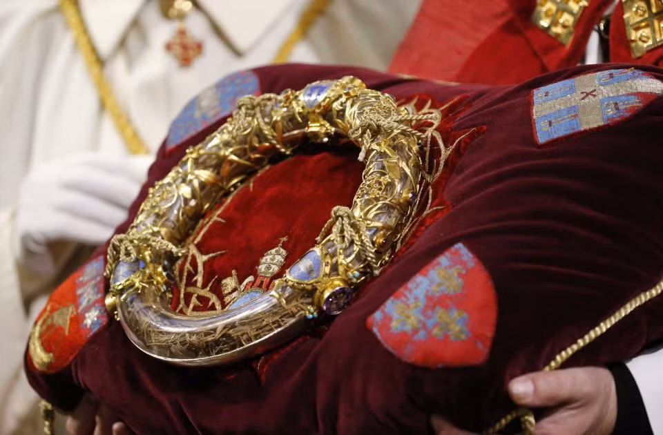 Nhà thờ Đức Bà Paris ở Pháp lưu giữ và bảo quản mão gai của Chúa Jesus. Theo điển tích Thiên Chúa giáo, đây là một phần còn sót lại của vòng gai nhọn mà các binh lính La Mã đã đội lên đầu Chúa Jesus trước khi đưa Ngài đóng đinh lên thập tự giá vào thế kỷ 1.