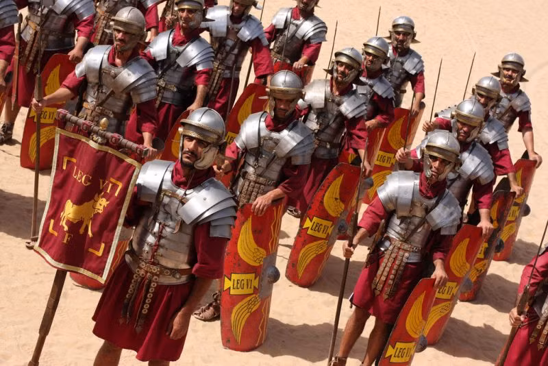 Suốt thời gian đó, đế chế La Mã đã gây dựng và phát triển lực lượng quân sự nhằm bảo vệ lãnh thổ cũng như chinh phục các vùng đất trù phú, giàu có để mở rộng bờ cõi. Nhờ vậy, đế chế La Mã tồn tại và phát triển trong hơn 1.000 năm.