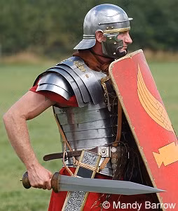 Loại kiếm Gladius được binh sĩ La Mã sử dụng trong cận chiến. Vũ khí này thích hợp với những đòn đâm, chém kẻ thù ở cự ly gần. Nhờ đó, tướng sĩ La Mã làm tiêu hao khá nhiều lực lượng của kẻ địch. Nhờ sử dụng hiệu quả vũ khí này, quân đội La Mã khiến kẻ thù khiếp sợ và làm lên nhiều chiến thắng lừng lẫy trên chiến trường.