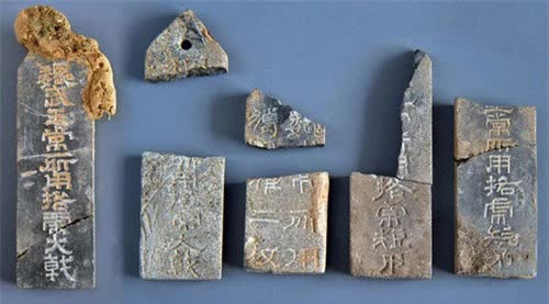 Vì vậy, thi hài Tào Tháo không còn vẹn nguyên. Điều này khiến các chuyên gia gặp nhiều khó khăn trong việc giải mã những bí ẩn liên quan đến cái chết của Tào Tháo. Ngoài ra, họ đang nỗ lực xác định danh tính của 2 phụ nữ chôn cùng Tào Tháo.