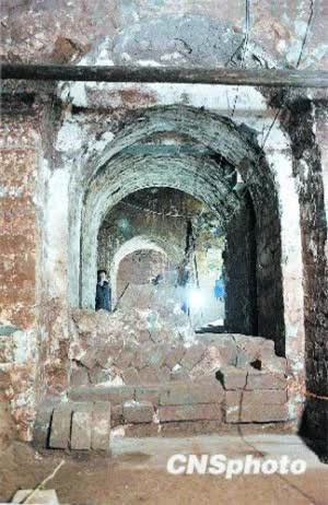 Cụ thể, quần thể mộ của gia tộc họ Tào gồm 2 ngôi mộ. Để tiện nghiên cứu, các chuyên gia đánh số thứ tự là ngôi mộ 1, ngôi mộ 2. Mỗi ngôi mộ đều có nhiều gian, rộng hơn 100 m2 và nằm cách cách mặt đất khoảng 35m.