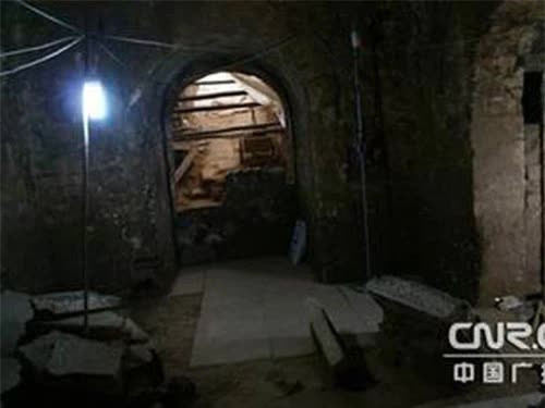 Ngôi mộ số 2 mới là nơi chôn cất Tào Tháo và 2 phụ nữ (một người qua đời khi khoảng 20 tuổi và người còn lại khoảng 50 tuổi. Hai phụ nữ này được cho là thê thiếp bị chôn sống cùng Tào Tháo.