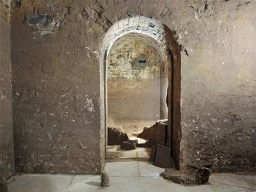 Theo các chuyên gia, ngôi mộ số 1 là mộ tùy táng chứa những đồ vật được chôn cùng Tào Táo như vàng bạc châu báu, đồ cổ, vật dụng hàng ngày... Tại đây, họ đã tìm thấy hơn 300 cổ vật, bao gồm cả ngọc ấn mà Tào Tháo từng dùng khi còn sống.