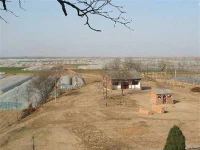 Vào năm 2009, các nhà khảo cổ thông báo tìm thấy quần thể mộ của dòng tộc Tào Tháo tại thành phố An Dương, tỉnh Hà Nam, Trung Quốc. Sau nhiều tháng kiểm tra, khảo sát và phân tích hiện trạng ngôi mộ và các cổ vật được tìm thấy, các chuyên gia có phát hiện bất ngờ về Tào Tháo.