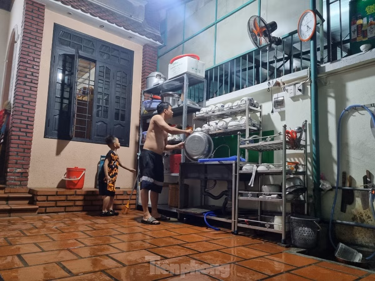 Nước đã bò vào sân, anh Phùng Thái Bảo (đường Nguyễn Nhàn) kê hết đồ đạc lên cao.