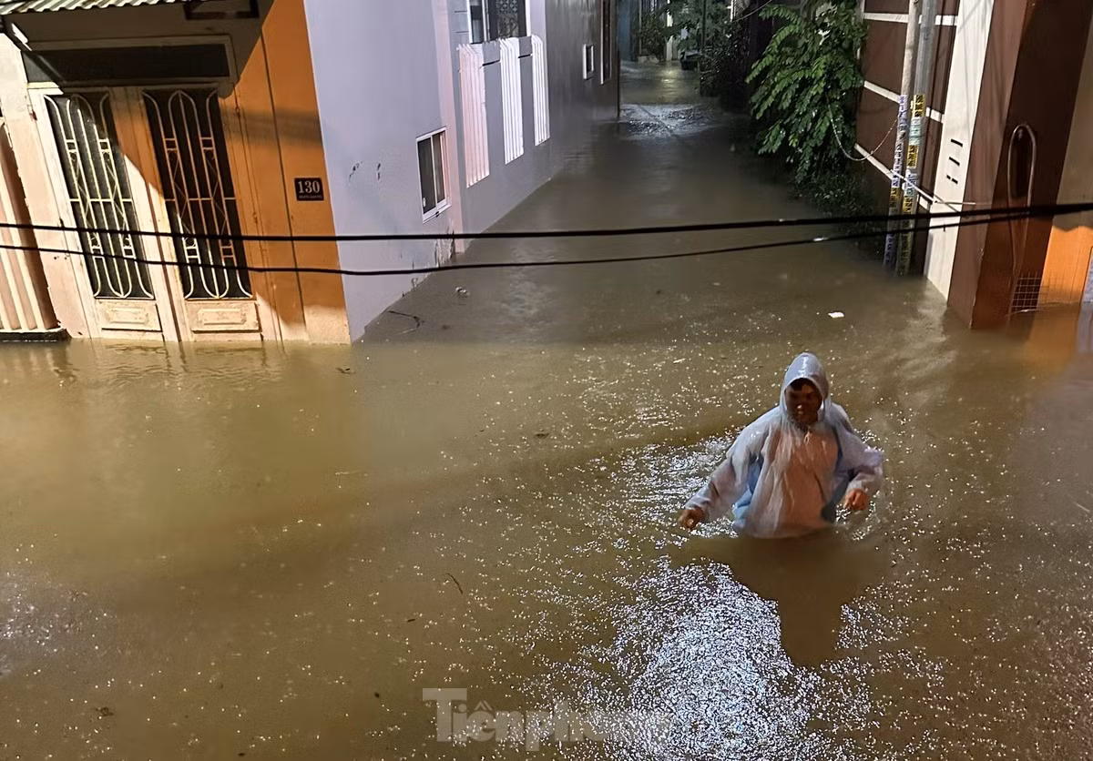 Nhiều khu vực bị ngập sâu, người dân đóng cửa nhà đi nơi khác tránh lũ.