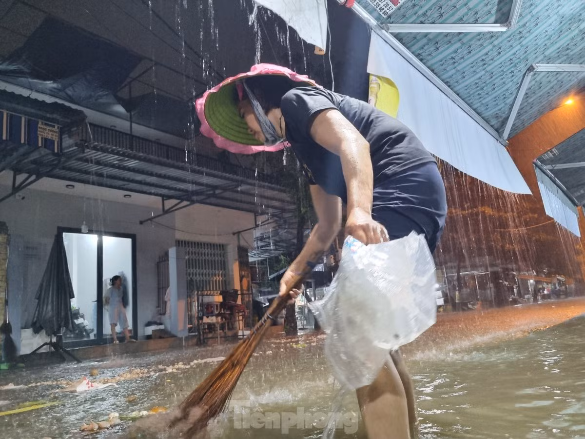 "Trên mưa dưới nước, tui không biết xoay xở kiểu gì cả", chị Diệu bất lực. Theo Đài Khí tượng thủy văn khu vực Trung Trung Bộ, từ ngày 13-15/10, Đà Nẵng có mưa vừa, mưa to, có nơi mưa rất to và dông. Tổng lượng mưa phổ biến 150-300mm, có nơi trên 350mm. Ban chỉ huy Phòng chống thiên tai, tìm kiếm cứu nạn và phòng thủ dân sự TP Đà Nẵng yêu cầu lãnh đạo quận, huyện, các đơn vị chức năng chỉ đạo triển khai phương án phòng chống mưa lớn, ngập lụt, lũ quét và sạt lở đất, đặc biệt là sẵn sàng phương án sơ tán nhân dân.