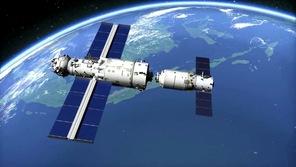 Thần Châu-17 là sứ mệnh bay thứ 30 trong chương trình không gian có người lái của Trung Quốc và là sứ mệnh có người lái lần thứ 12 của chương trình.