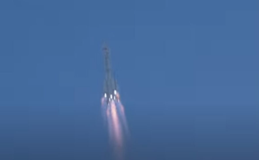 Theo CMSA, tàu Vũ trụ Thần Châu-17 được phóng bằng Tên lửa đẩy Trường Chinh 2F từ Trung tâm Phóng Vệ tinh Tửu Tuyền, tỉnh Cam Túc Trung Quốc vào sáng 26/10 đã lắp ghép với Module Trung tâm Thiên Hòa của Trạm Vũ trụ Thiên Cung vào lúc 17h46 theo giờ Bắc Kinh (16h46 theo giờ Việt Nam). Toàn bộ quá trình này diễn ra trong khoảng 6 giờ 30 phút.