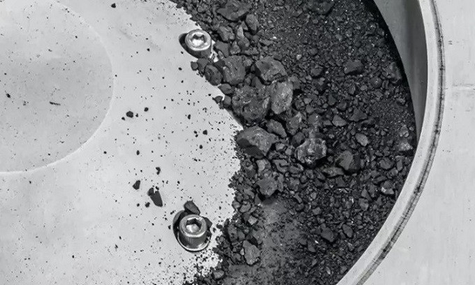 Các nhà khoa học NASA đã bắt tay vào nghiên cứu, phân tích thành phần của mẫu vật nhằm tìm dấu hiệu sự sống bên ngoài Trái Đất sau khi nó được vận chuyển tới Trung tâm vũ trụ Johnson.