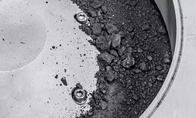 Các nhà khoa học NASA đã bắt tay vào nghiên cứu, phân tích thành phần của mẫu vật nhằm tìm dấu hiệu sự sống bên ngoài Trái Đất sau khi nó được vận chuyển tới Trung tâm vũ trụ Johnson.