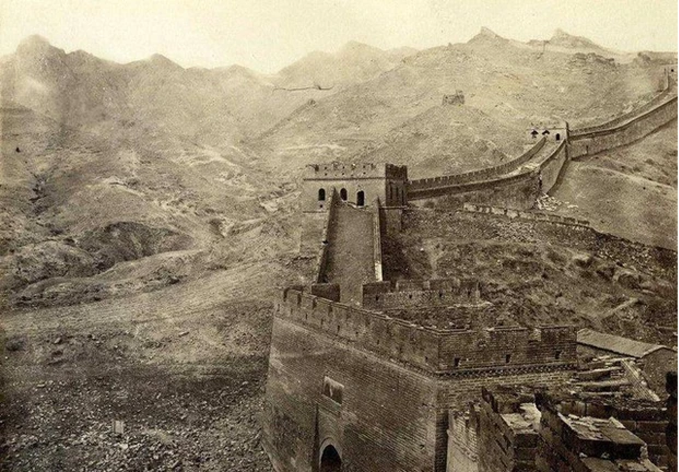 Một đoạn Bát Đạt Lĩnh của Vạn Lý Trường Thành (cách trung tâm đô thị của Bắc Kinh 50 dặm về phía Tây Bắc) bị hư hại do cuộc tấn công của liên quân 8 nước.