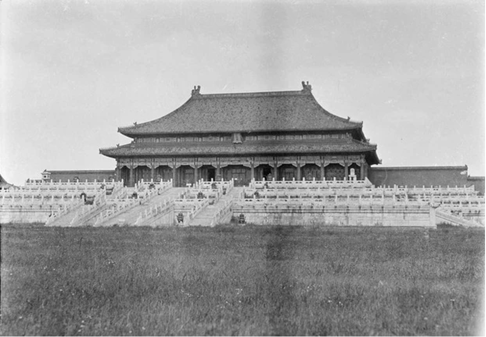 Thần Vũ môn bên trong Tử Cấm Thành xuống cấp, cỏ dại mọc um tùm do không còn được chăm sóc. Sự việc này xảy ra sau khi Từ Hi Thái hậu và hoàng đế Quang Tự tháo chạy khỏi kinh thành.