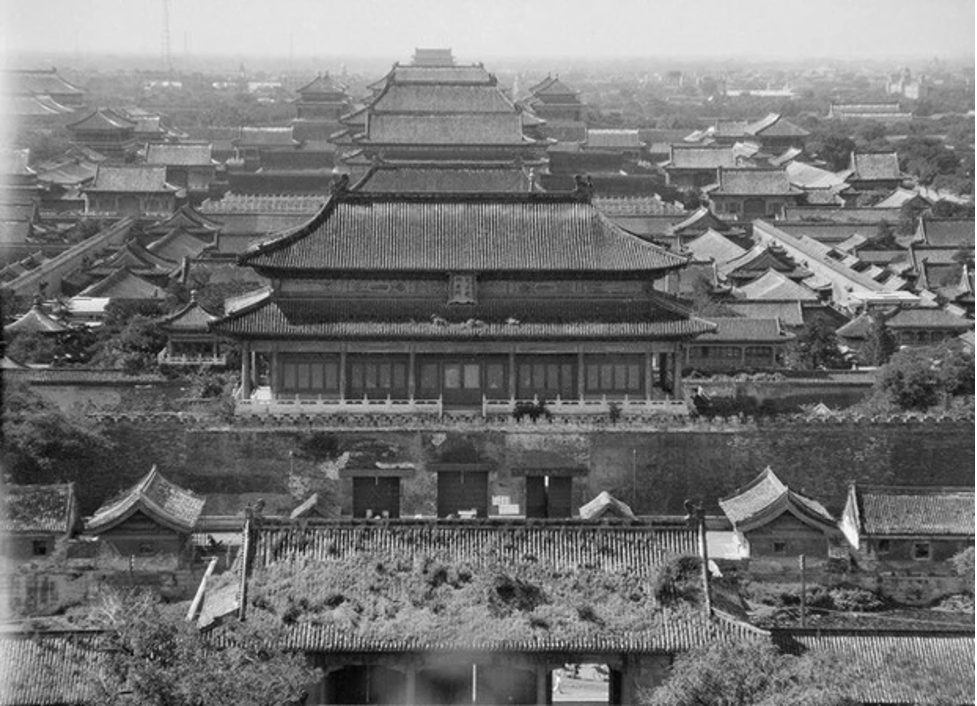 Một góc Môi Sơn (nay gọi là Cảnh Sơn) bị hư hại, xuống cấp do chiến sự.