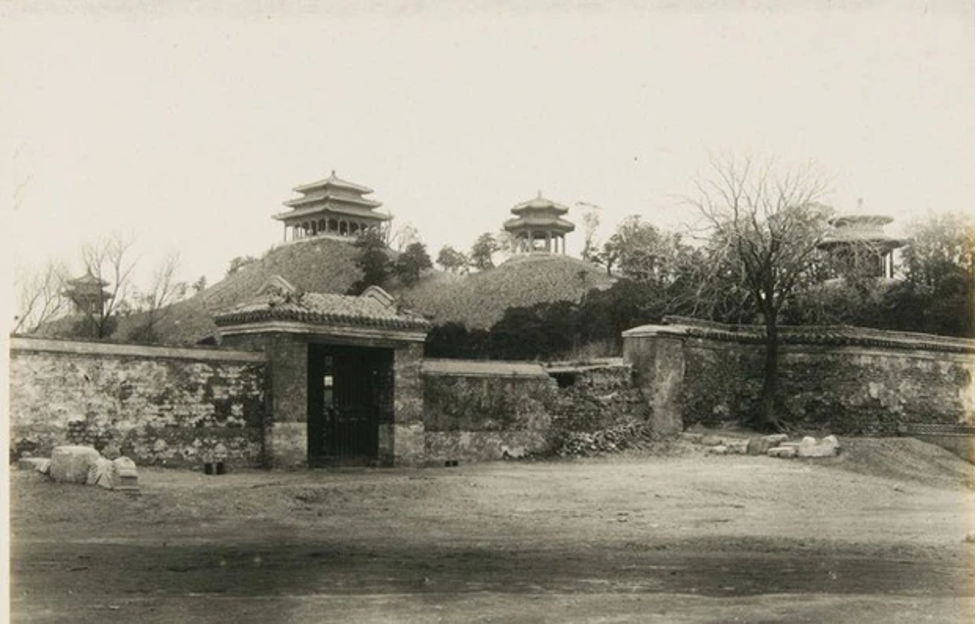 Một góc tường thành ở Bắc Kinh mọc đầy rêu vì không được chăm sóc như trước.