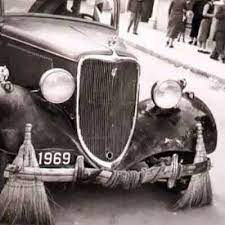 Vậy nên, ông Singh muốn vào bên trong phòng trưng bày để tìm hiểu về những siêu xe Rolls-Royce đang được giới thiệu tới công chúng.