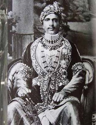 Tuy nhiên, do ăn mặc giản dị nên ông Singh bị những nhân viên trong phòng trưng bày không cho vào trong vì cho rằng ông không đủ tiền để mua xe. Thậm chí, có người còn hiểu nhầm ông là ăn xin.