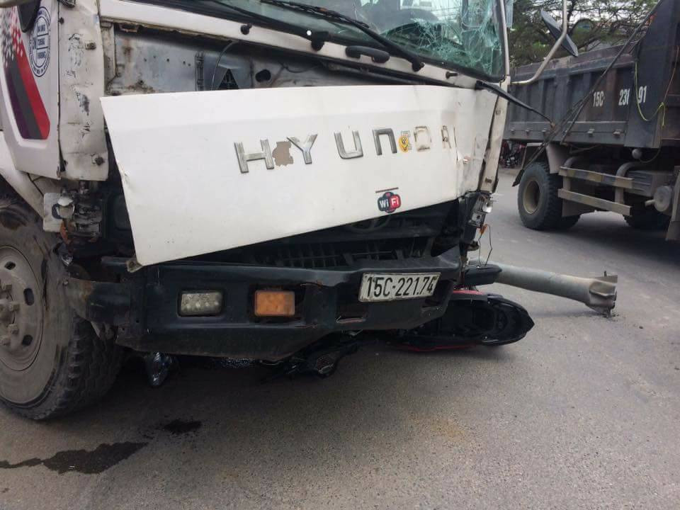 Không dừng lại, chiếc xe tải tiếp tục đâm vào cột đèn tín hiệu ở ngã 3 vườn hoa chéo (huyện Thủy Nguyên) và bốt CSGT đặt ngay gần đó, rồi mới chịu dừng.