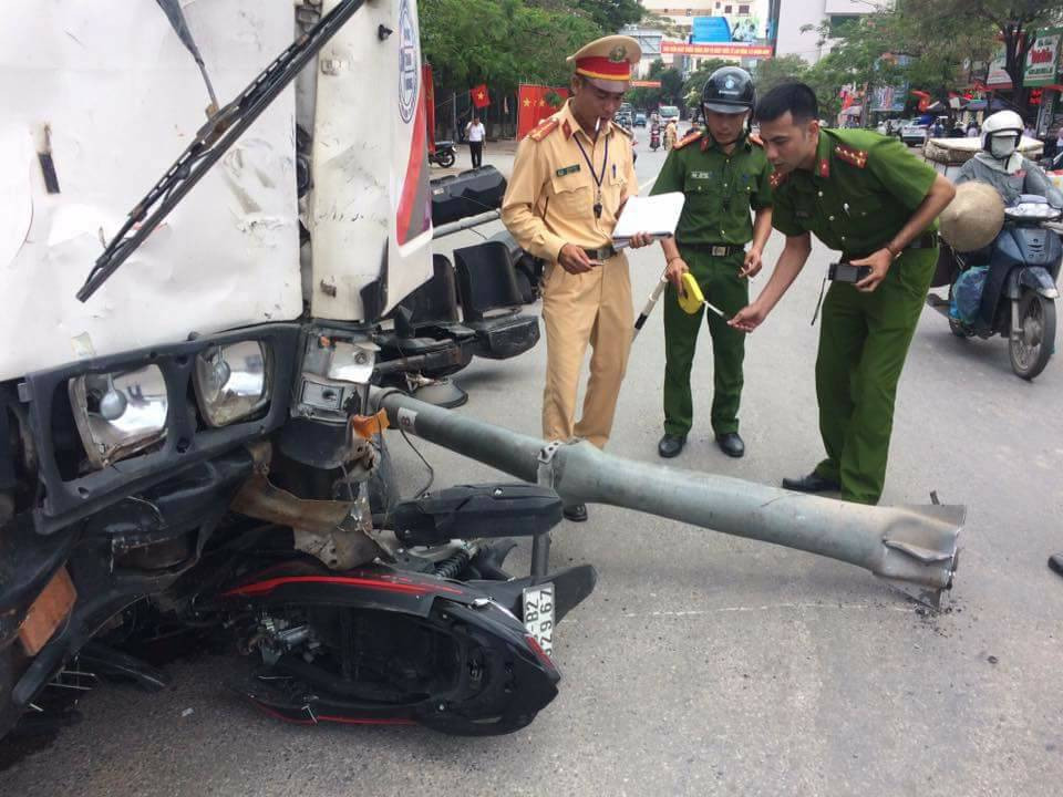 Thông tin ban đầu, khoảng 12h15 ngày 7/5, tại khu vực đèn xanh đèn đỏ ngã 3 chéo huyện Thủy Nguyên (Hải Phòng), ô tô tải BKS: 15C - 221.74 lưu thông theo hướng từ Cầu Bính về thị trấn Núi Đèo đã va chạm với xe máy BKS: 15B2 - 929.67 đi cùng chiều.