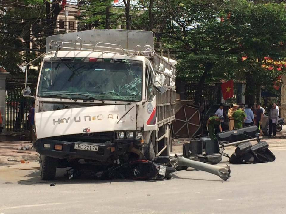 Ngay sau vụ tai nạn xe tải đâm xe máy xảy ra, Công an huyện Thủy Nguyên đã nhanh chóng có mặt tại hiện trường, phối hợp với các đơn vị chức năng điều tra nguyên nhân, điều tiết giao thông tránh ùn tắc.