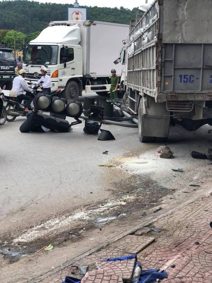 Những người dân ở đây cho biết, khu vực đèn đỏ ngã 3 vườn hoa chéo huyện Thủy Nguyên là điểm đen về tai nạn giao thông. Nguyên nhân chính dẫn đến tình trạng này là việc quy định hướng đi của đèn xanh - đèn đỏ không hợp lý.
