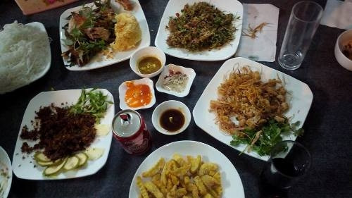 Ở một số nhà hàng, có thể có những combo nếu bạn lựa chọn ăn tại thời điểm đó sẽ được miễn phí hoặc giảm giá những món ăn kèm, hoặc cho bạn dùng miễn phí đồ uống thoải mái giúp bạn tiết kiệm kha khá tiền.