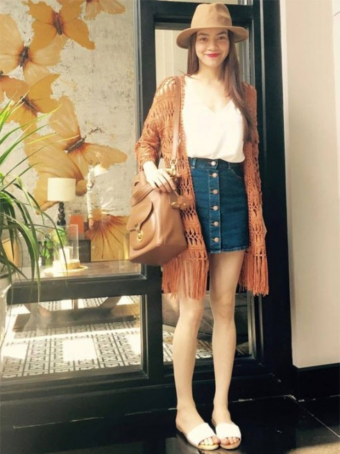 Chiếc túi Ralph Lauren được Hà Hồ diện đi dạo phố giá 2.500 USD (khoảng 56 triệu đồng).