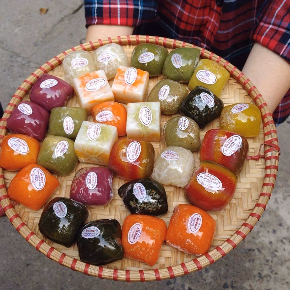 Bánh gấc, bánh lục cẩm, bánh mít bán rong.