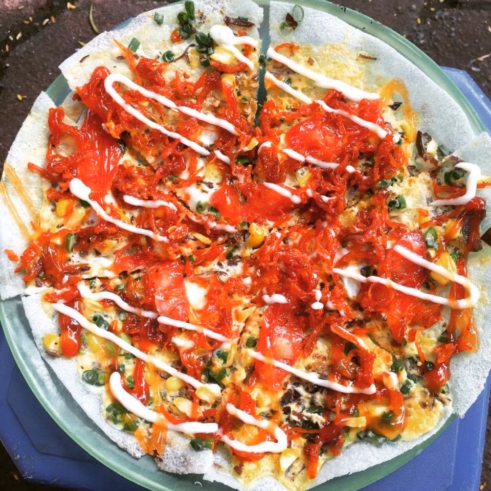 Bánh tráng nướng mới du nhập gần đây, là món bánh ăn vặt rất được yêu thích ở Hà Nội những ngày đầu thu.