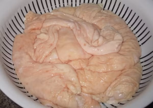 Kinh nghiệm làm sạch phần lòng già của lợn bò rất đơn giản. Bạn chỉ cần cho thêm vào nước một ít dấm ăn và một thìa phèn chua, lộn trái đoạn lòng già sau đó ngâm trong nước dấm phèn khoảng 20 phút rồi bóp kĩ và rửa kỹ bằng nước sạch, thì ruột sẽ sạch và không có mùi thối khó chịu.