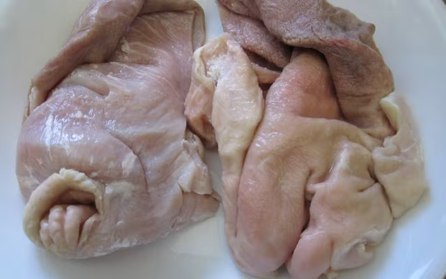 Để làm sạch dạ dày lợn bò bạn hãy áp dụng bằng cách xát, ngâm nội tạng vào muối và giấm ăn, hoặc nước chanh tươi nhiều lần để làm sạch chất nhờn bẩn và mùi hôi thối bám dính vào. Cuối cùng bạn hãy dùng nước vo gạo để rửa thêm lần cuối trước khi nấu ăn.