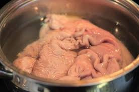 Ngoài ra một cách làm sạch dạ dày tràng lợn, bò khác đó là dùng bột mì và muối chà xát vào 2 mặt miếng dạ dày khoảng 2 lần, sau đó cắt bỏ hết phần mỡ bám quanh đó, cạo sạch nhớ và rửa lại với chanh tươi cũng rất hiệu quả.