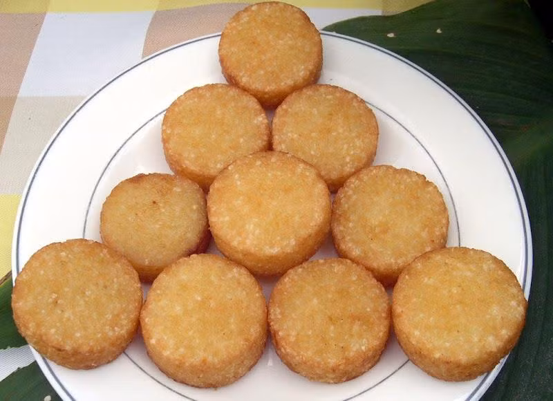 Bạn cùng có thể giã nhuyễn xôi sau đó nhồi nhân đậu xanh đồ chín nghiên nhuyễn là món bánh xôi rất ngon miệng.