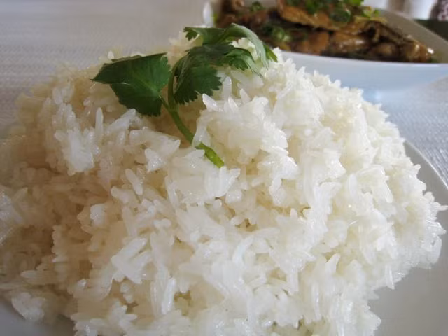 Món ăn thứ hai cũng thường xuyên bị thừa và bạn có thể tận dụng để chế biến thành những món ăn ngon là xôi.