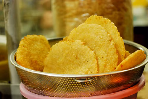 Đơn giản hơn bạn chỉ cần giã xôi ép thành miếng cho vào chảo chiên giòn là có món xôi chiên ngon lành để thưởng thức.