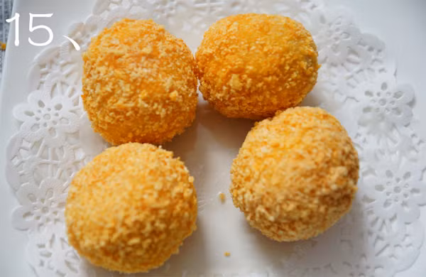 Làm cơm nguội viên chiên giòn nhồi thịt băm theo phong cách Ý.