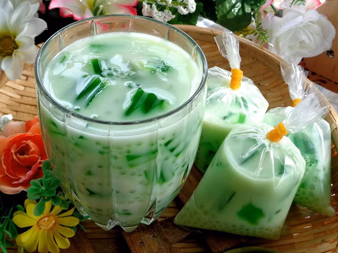 Món chè thạch dừa non ăn lạnh kèm nước cốt dừa ngon tuyệt.