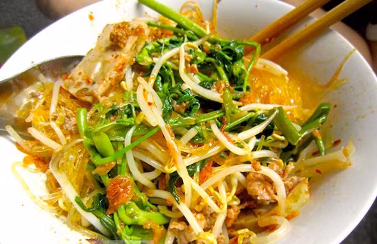 Với món này người ta thường trộn miến dong với mọc, thịt bò trần tái, gạch cua, lạc rang, chả cá... với rau cần. Món ăn có hương vị thơm ngon đậm đà.