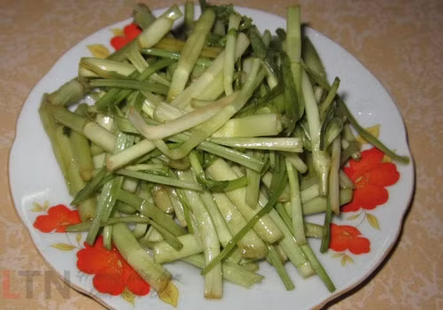 Rau cần muối xổi cùng bắp cải. Đây là món ăn kèm yêu thích của người Việt. Rau cần và bắp cải được muối xổi chua chua ngọt ngọt rất đưa cơm.