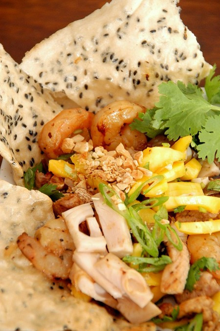  Món ăn siêu ngon từ mít đầu tiên phải kể đến là mít trộn với tôm, hành, nước mắm ăn kèm với bánh tráng nướng là đặc sản dân dã quen thuộc được người Huế yêu thích.