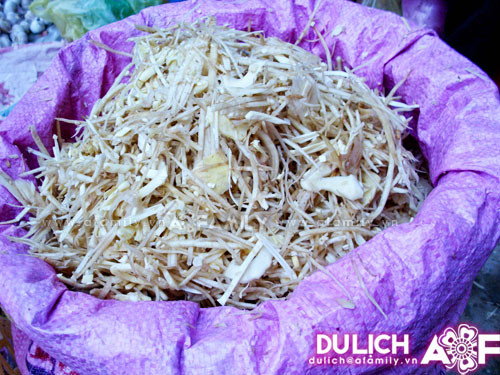 Mít muối chua hay còn gọi là nhút mít. Đây là món dưa muối nổi tiếng của miền Trung.