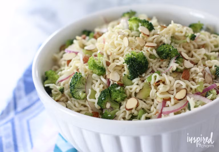 Mỳ xào bông cải xanh, hành tây, hạnh nhân thái lát ngon tuyệt tốt cho sức khỏe. Món ăn này đặc biệt phù hợp với mùa hè khi bạn quá ngán những món ăn nhiều dầu mỡ.