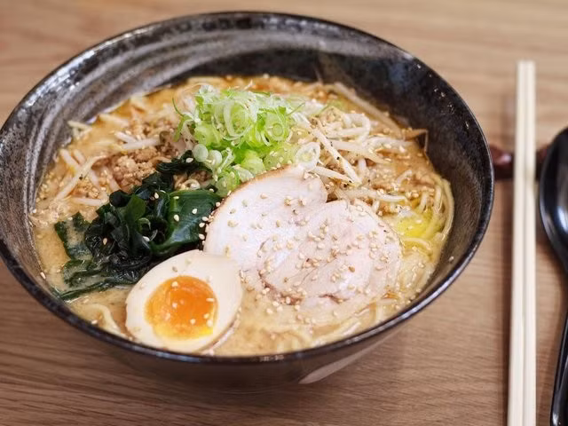 Món mỳ nổi tiếng ramen tori-paitan làm từ nước dùng gà sánh và thơm ngon của Nhật Bản.